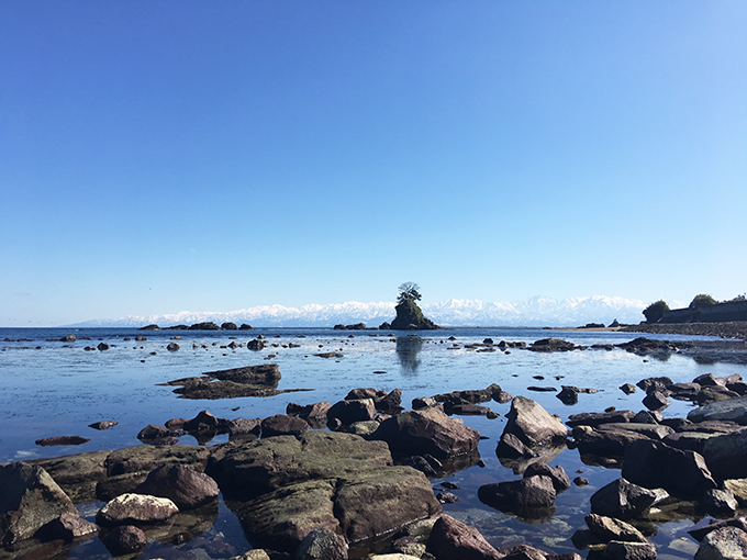 高岡市【雨晴海岸】日本の渚百選に選ばれた絶景の観光スポット