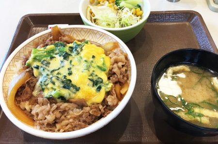 【すき家】新商品 ふわとろ玉子がのった「横濱オム牛丼」を食す！