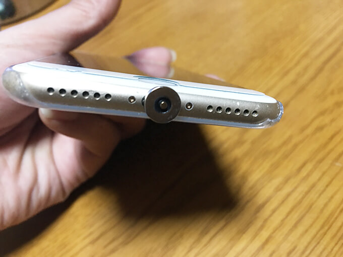 マグネット充電ケーブル　iPhoneにコネクタ装着