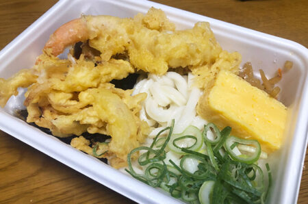 【丸亀製麺】丸亀食感をテイクアウト！「3種の天ぷらと定番おかずのうどん弁当」を食す♪