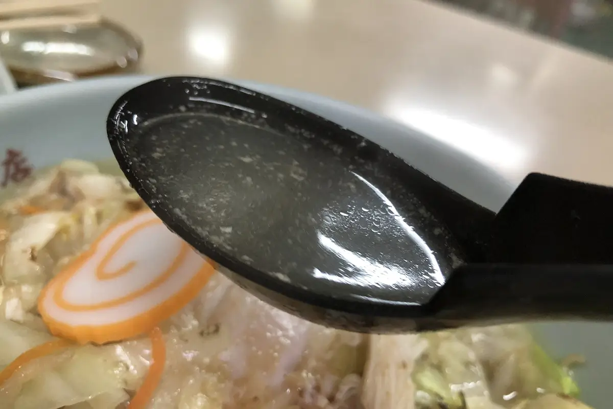 香華園　五目ラーメン　スープ