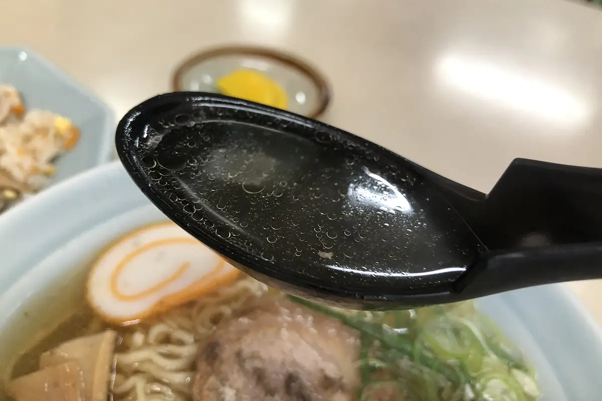 香華園　ラーメン　スープ