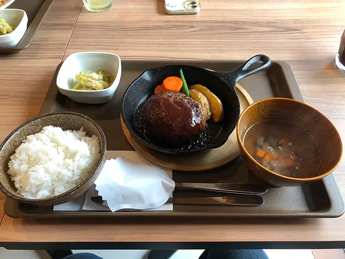 LOCOMOTION COFFEE AND BED　ハンバーグ　ライス付き