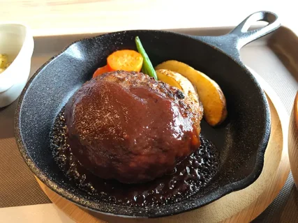 LOCOMOTION COFFEE AND BED　ハンバーグ