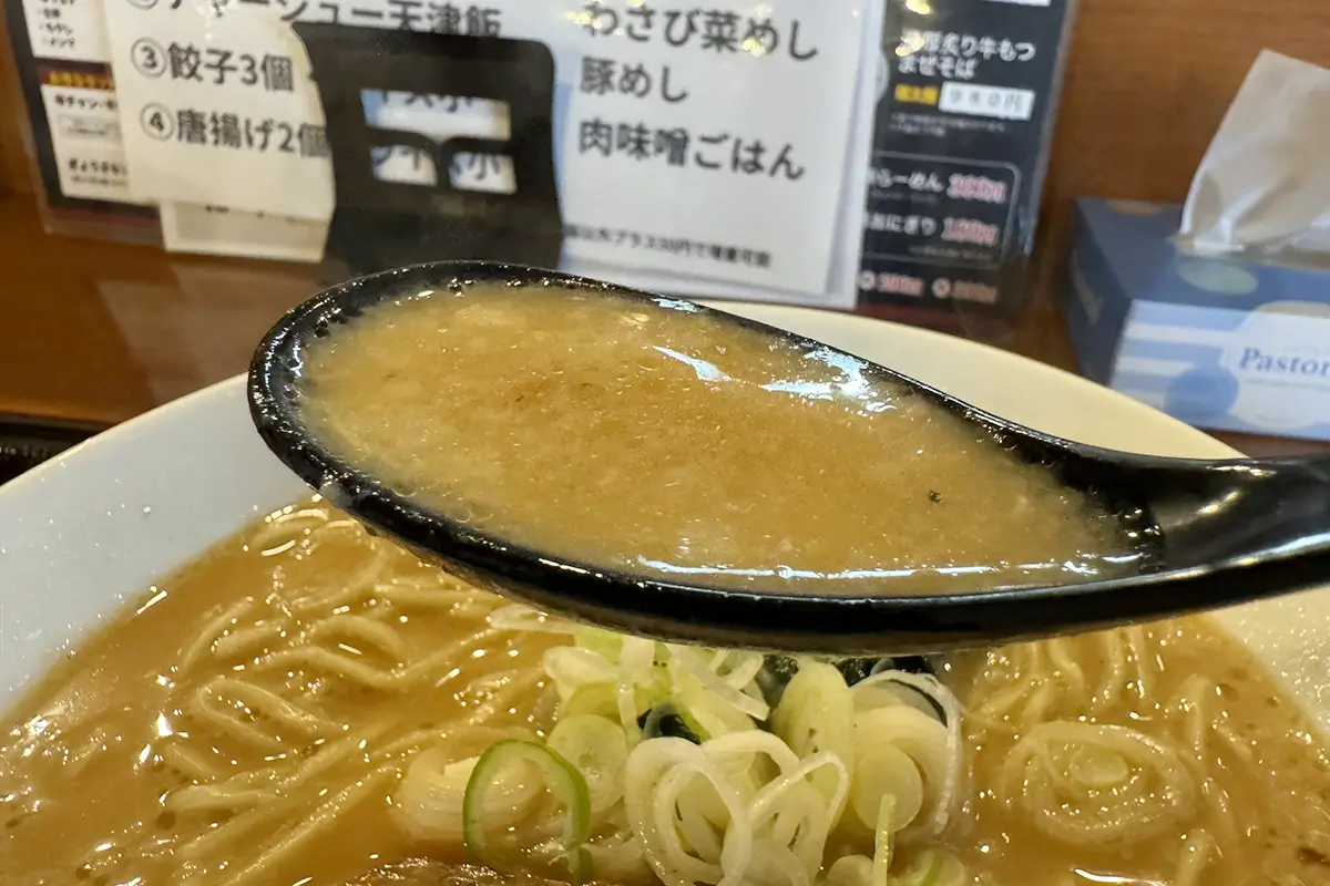 麺家なると 滑川店　醤油とんこつラーメン　スープ