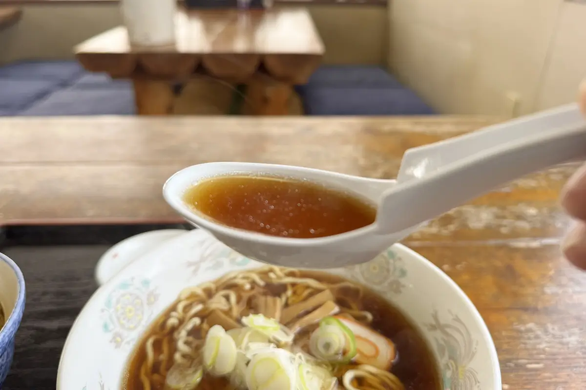 食堂やっちゃん　ラーメン　スープ