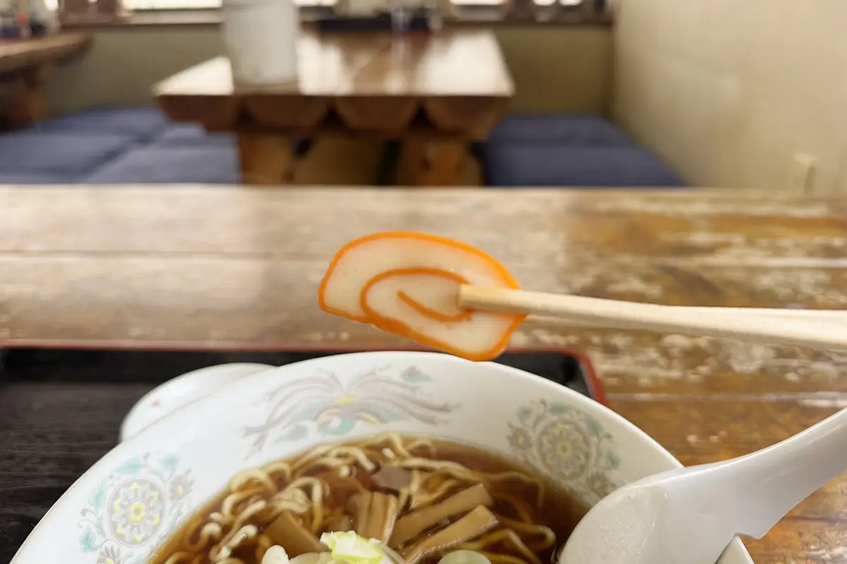 食堂やっちゃん　ラーメン　かまぼこ