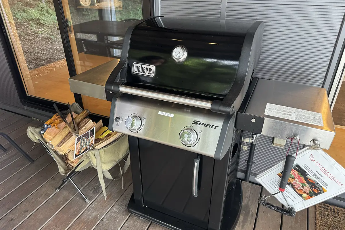 SHITARA VILLAGE　FOREST Side 2ベッド　水廻りトレーラーハウス前のweber製BBQグリル