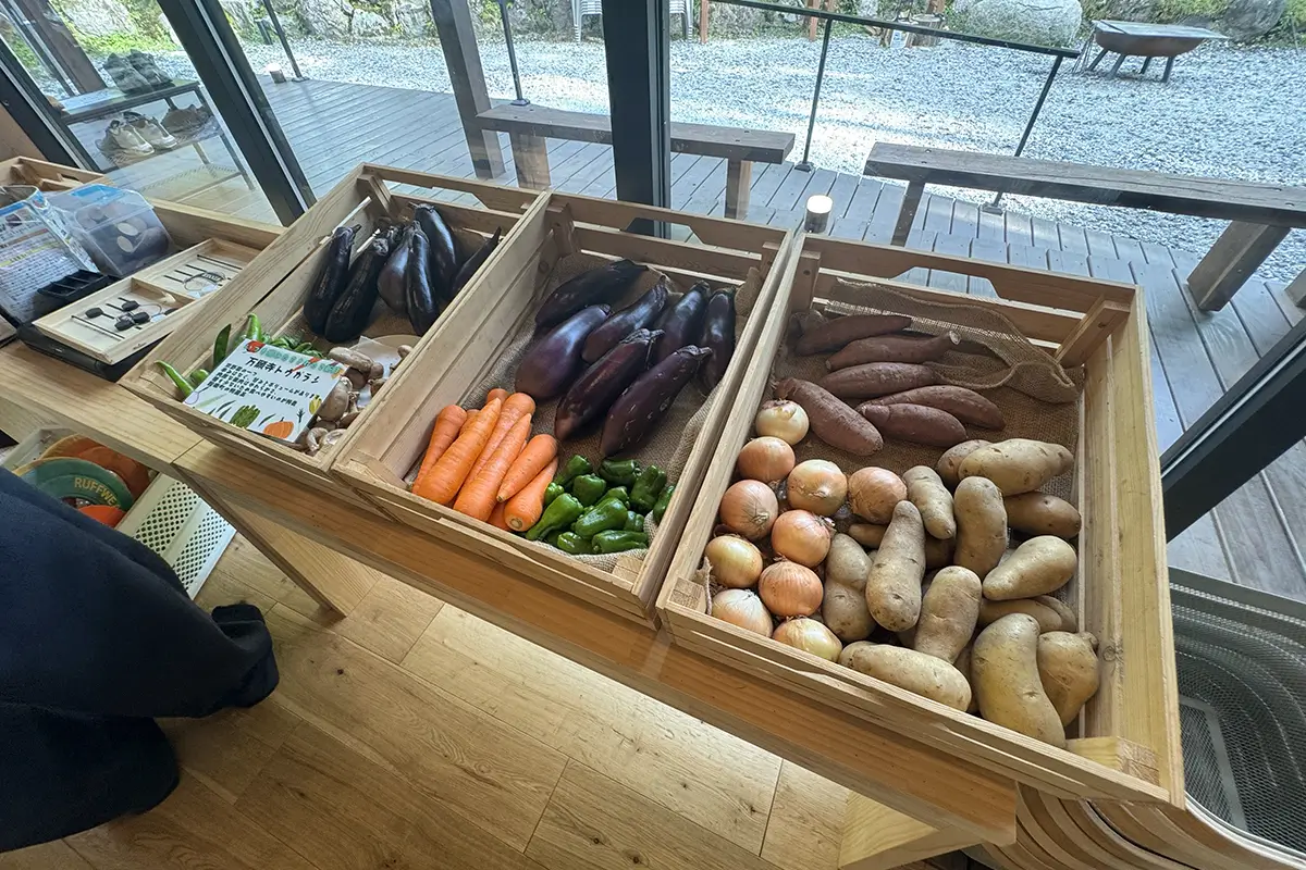 SHITARA VILLAGE　センターハウス（管理棟）内　お野菜マルシェ