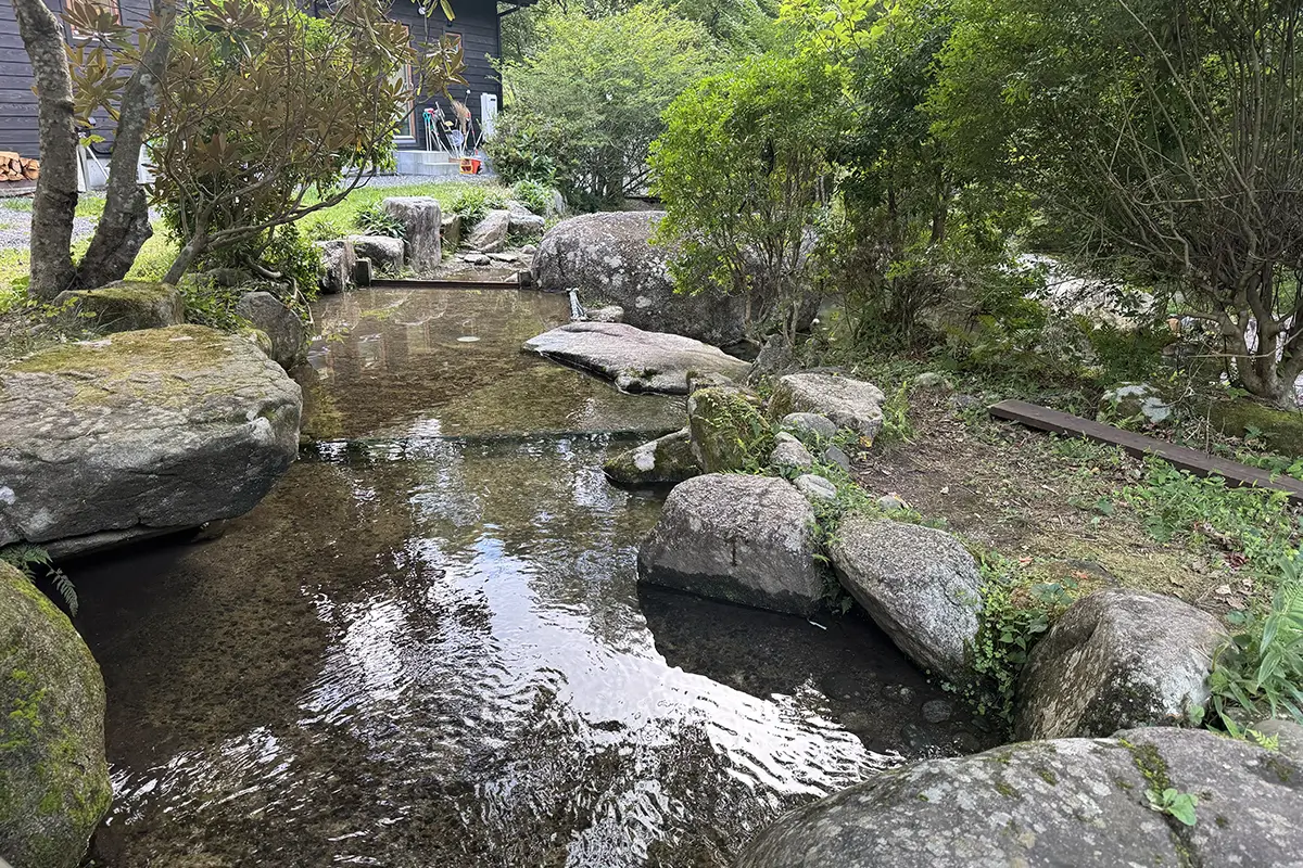 SHITARA VILLAGE　センターハウス（管理棟）裏の小川