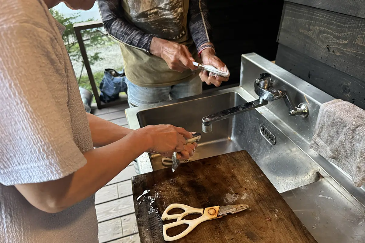 SHITARA VILLAGE　センターハウス（管理棟）裏の小川で掴み取りしたニジマスを捌く