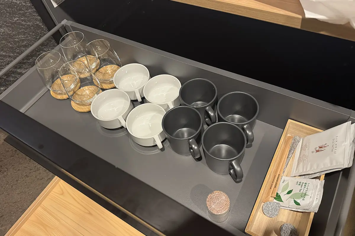 SHITARA VILLAGE　FOREST Side 2ベッド　水廻りトレーラーハウス内キッチン　カラトリー類