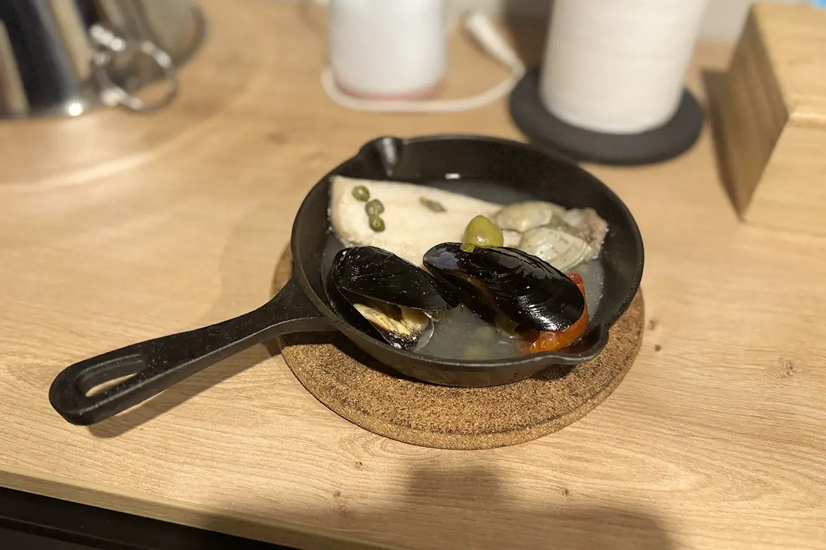 SHITARA VILLAGE　夕食　スキレット（ムール貝のアクアパッツァ）