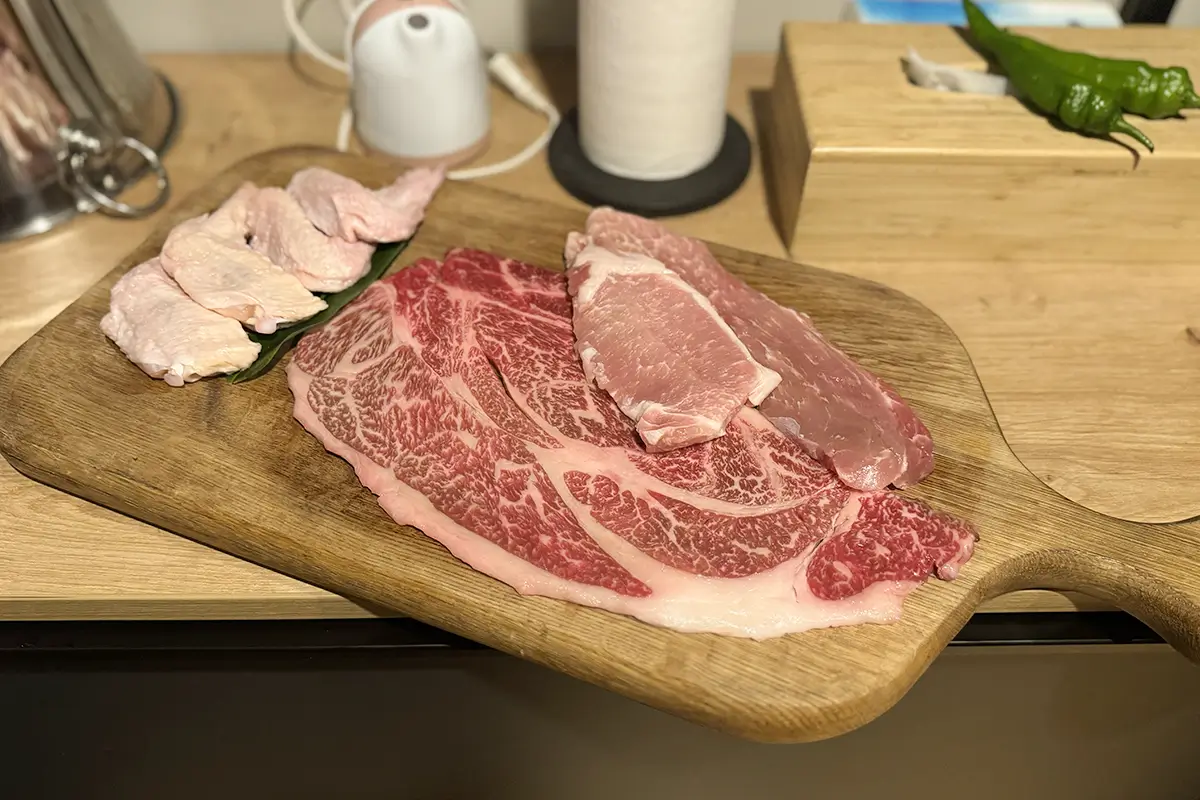 SHITARA VILLAGE　夕食　厳選地元産ブランド肉3種盛（段戸牛肩ロース・黒麹豚肉・厳選三河どり手羽先）