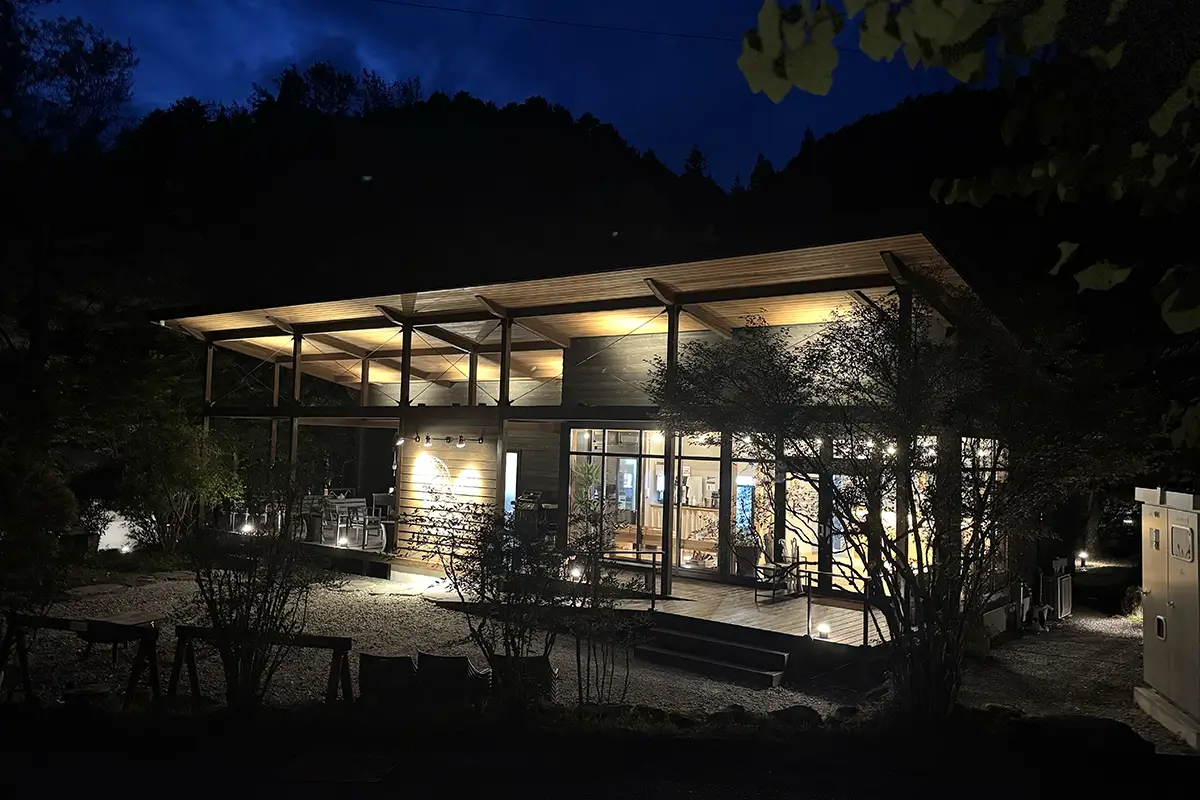 SHITARA VILLAGE　センターハウス（管理棟）　外観　夜
