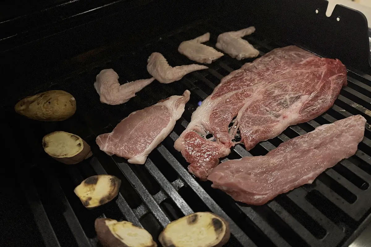SHITARA VILLAGE　夕食　厳選地元産ブランド肉3種盛（段戸牛肩ロース・黒麹豚肉・厳選三河どり手羽先）を焼く