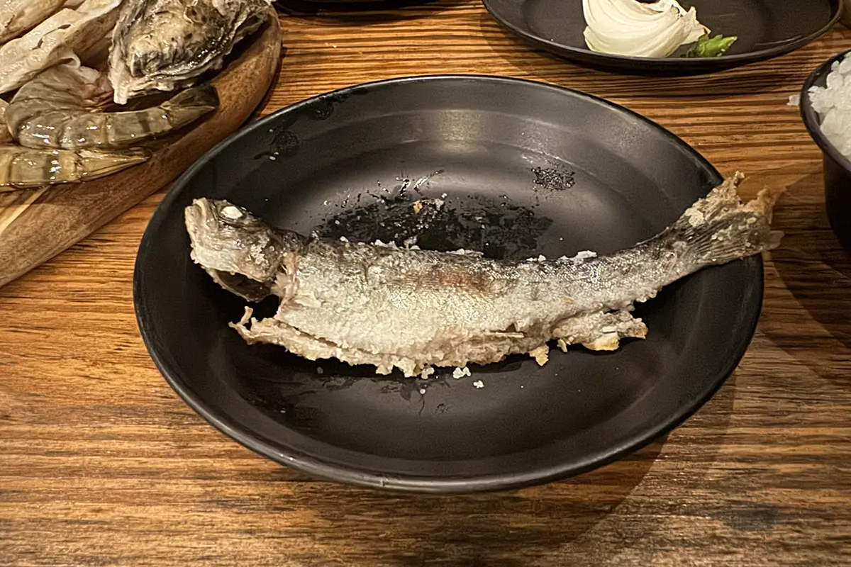 SHITARA VILLAGE　センターハウス（管理棟）裏の小川で掴み取りした焼きたてのニジマス