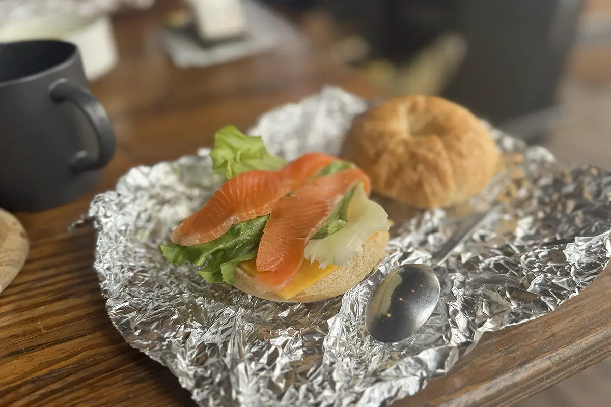 SHITARA VILLAGE　朝食　絹姫サーモンのベーグルサンドセット　自分でベーグルサンドを作る