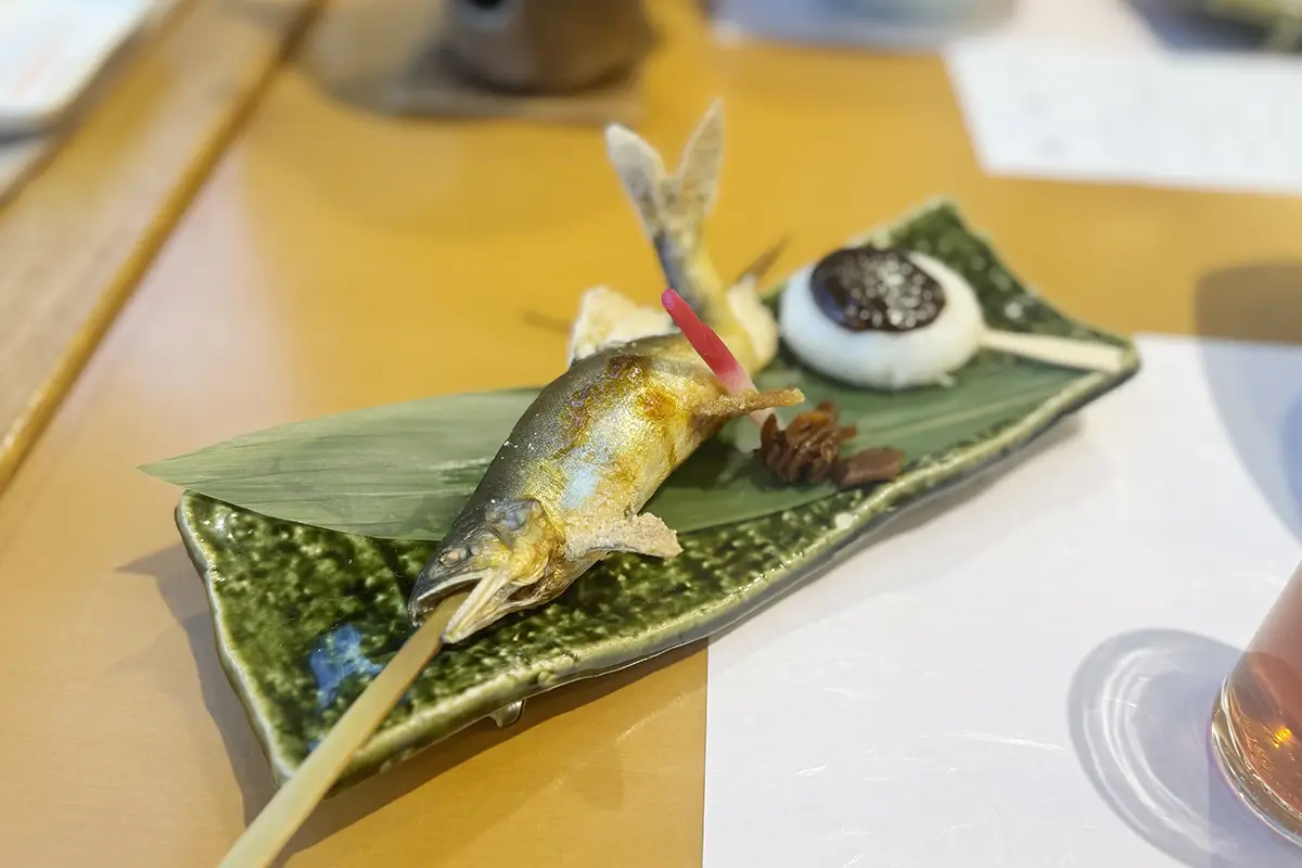 画像 長良川温泉 ホテルパーク 夕食 飛騨牛陶板焼き付の懐石コース 焼き物(鮎塩焼き・五平餅)