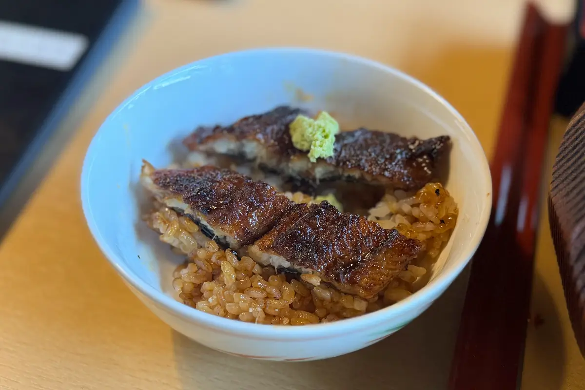 画像 嘉門 ひつまぶし わさびを乗せて食べる