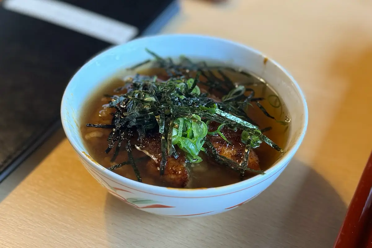 画像 嘉門 ひつまぶし 出汁をかけてお茶漬けにして食べる
