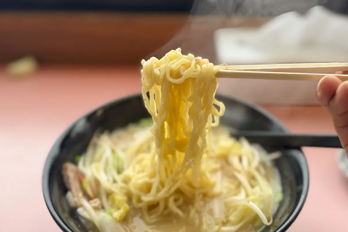 画像 蔵王桃花 野菜みそラーメン 麺(中太麺)