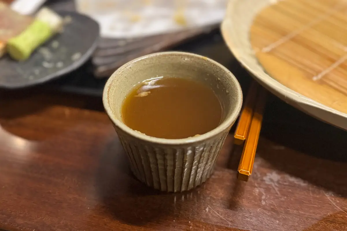 手打そば 萱笑　そば湯でつゆを飲む