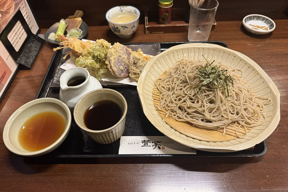 手打そば 萱笑　天ぷらざるそば（大盛り）
