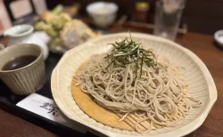 手打そば 萱笑　天ぷらざるそば（大盛り）