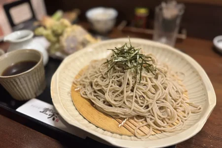 手打そば 萱笑　天ぷらざるそば（大盛り）