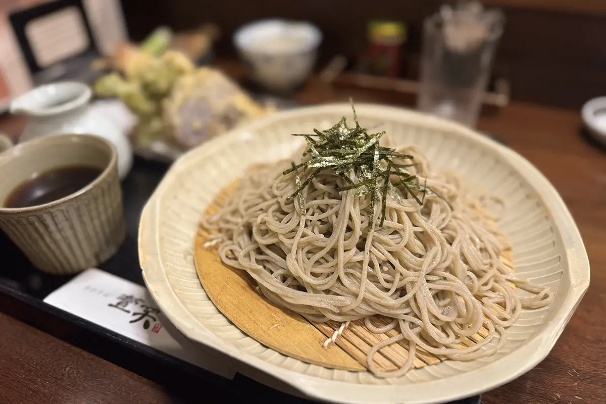 手打そば 萱笑　天ぷらざるそば（大盛り）