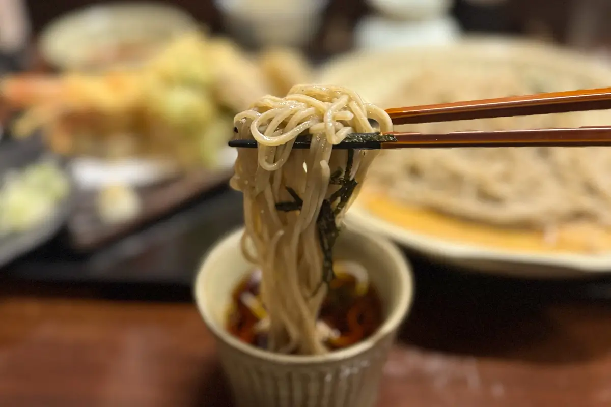 手打そば 萱笑　天ぷらざるそば（大盛り）　麺