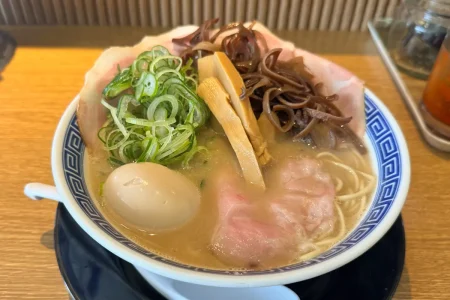 博多ラーメン10（いちお）　全部乗せ　とんこつ