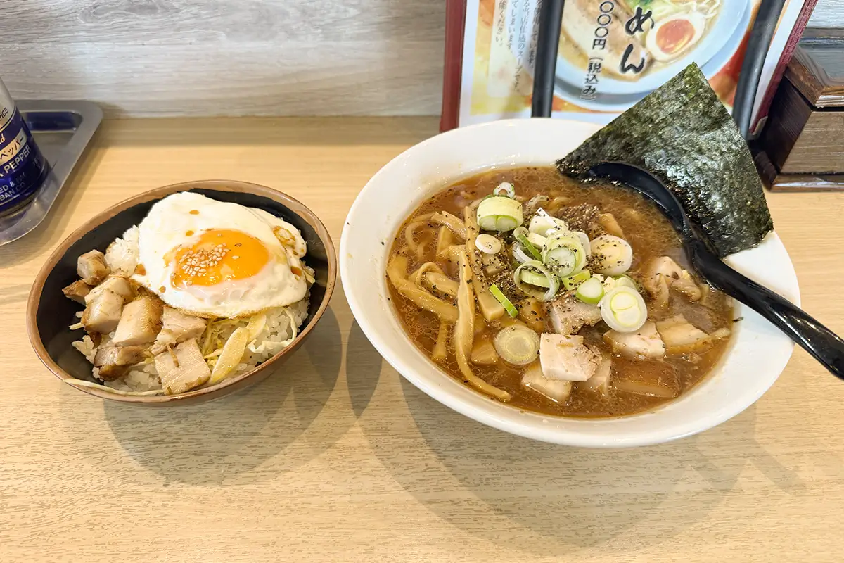 ひでお屋 中田店　ひでおブラックラーメン　ひでお飯セット