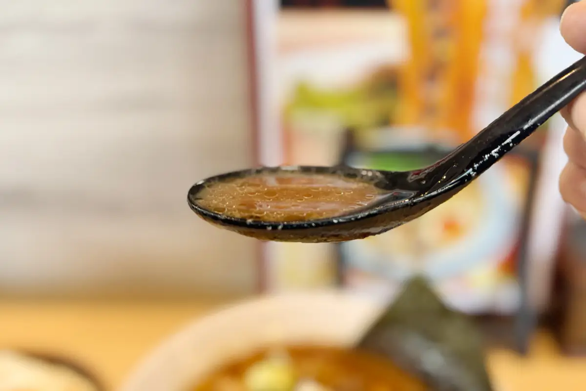 ひでお屋 中田店　ひでおブラックラーメン　スープ