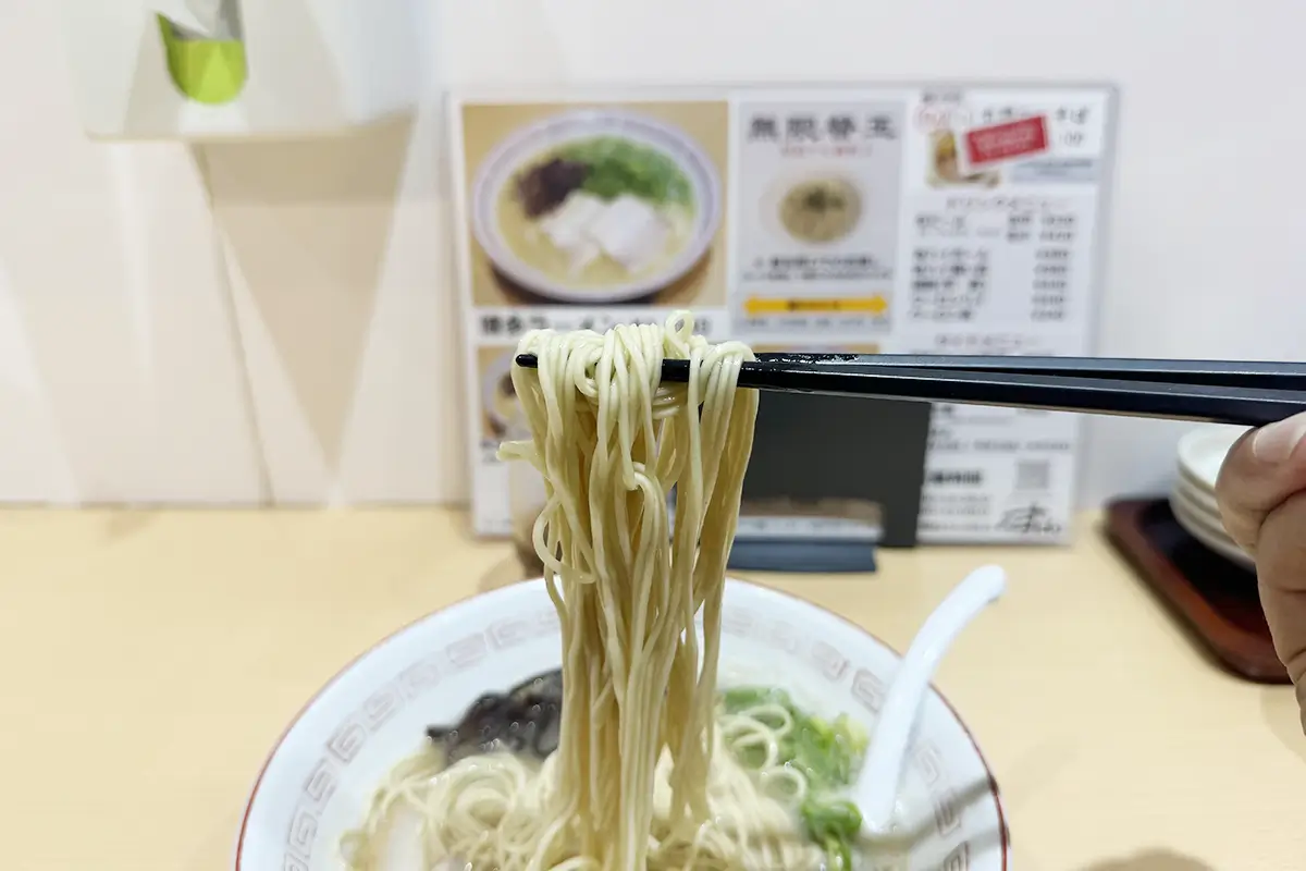 博多ラーメンべすとん　博多ラーメン　麺