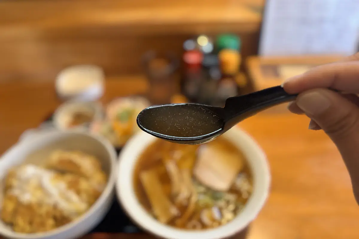 きく亭　カツ丼セット（ラーメン麺大盛り）　ラーメン　スープ